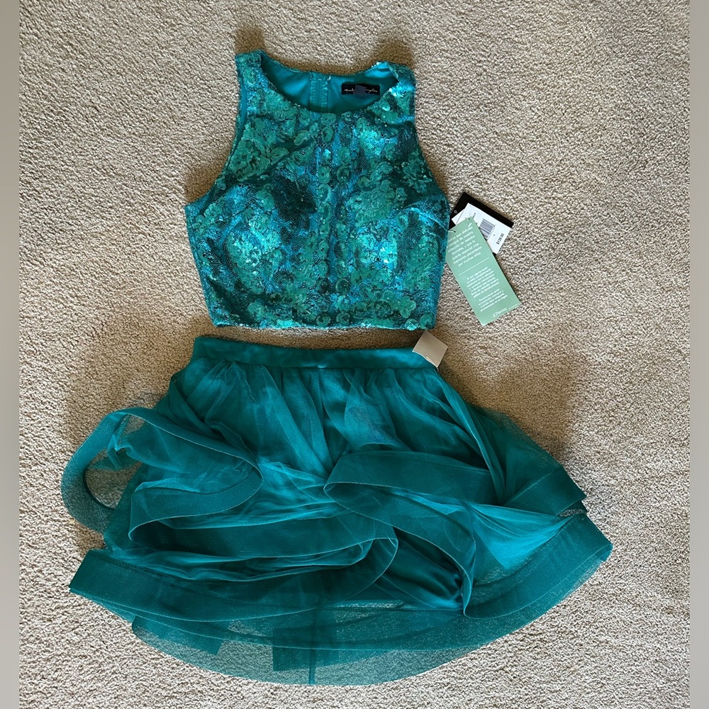 NWT 2 piece formal sequined crop top with tiered tulle skirt set, teal size 5